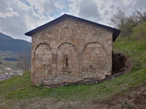 Древняя каменная церковь